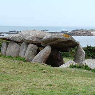 finistere dolmens menhirs