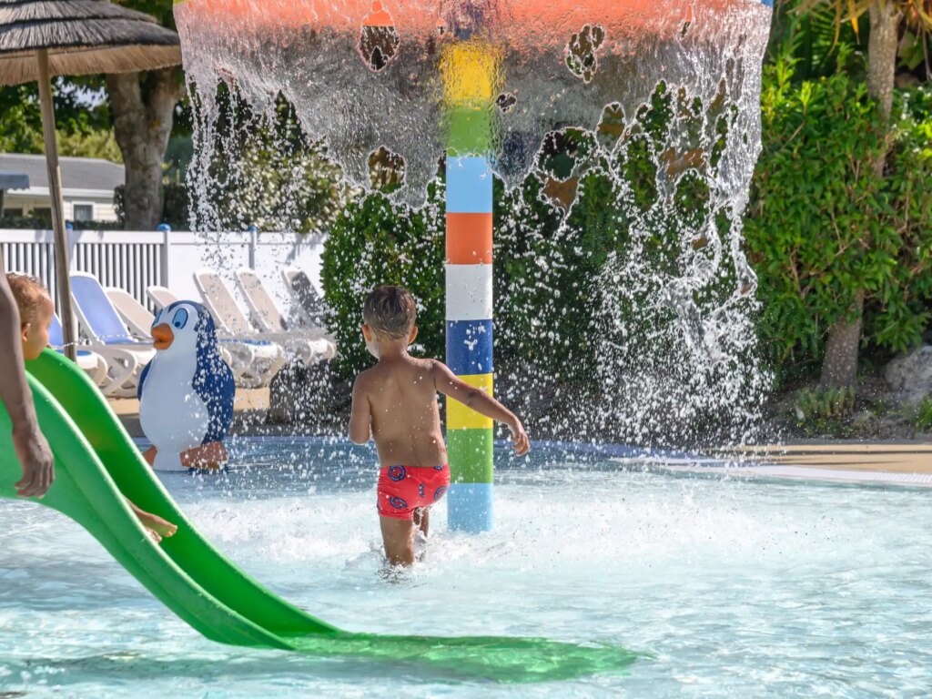 pataugeoire enfant piscine camping finistere